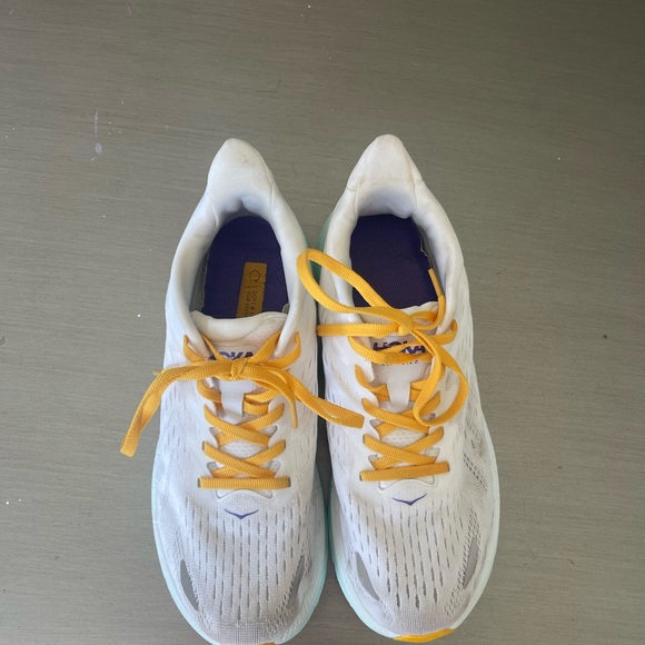 Hokas - Picture 2 of 3